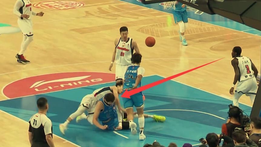 萨姆纳偷鸡不成蚀把米！周琦徐杰相撞杜锋愁眉苦脸，广东落后26分