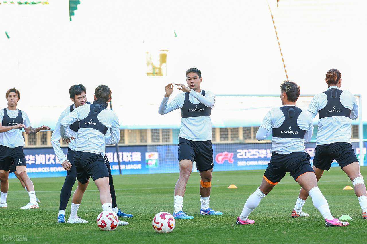 2026中超第一黑马浮出水面！预算已将近3亿，被视为冲冠热门