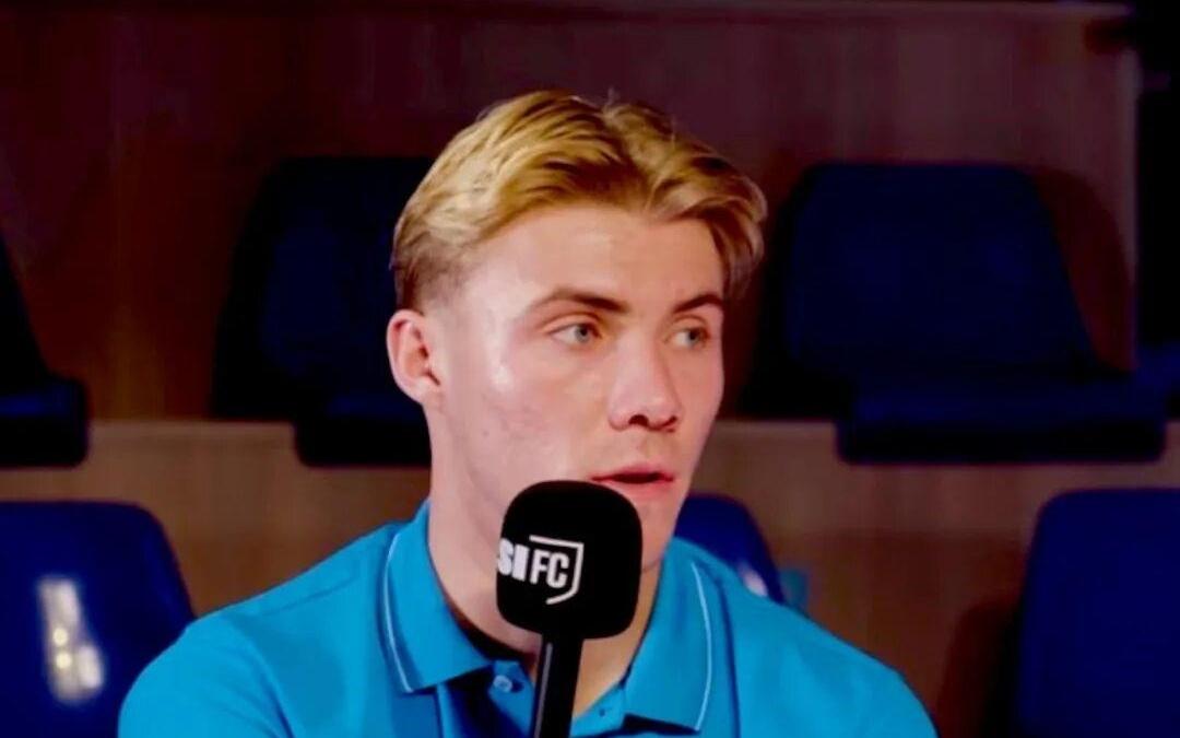 天空体育：曼联关注这2名中场