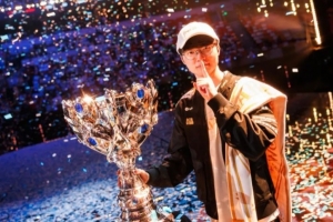 Faker更新社媒：与奖杯的合影