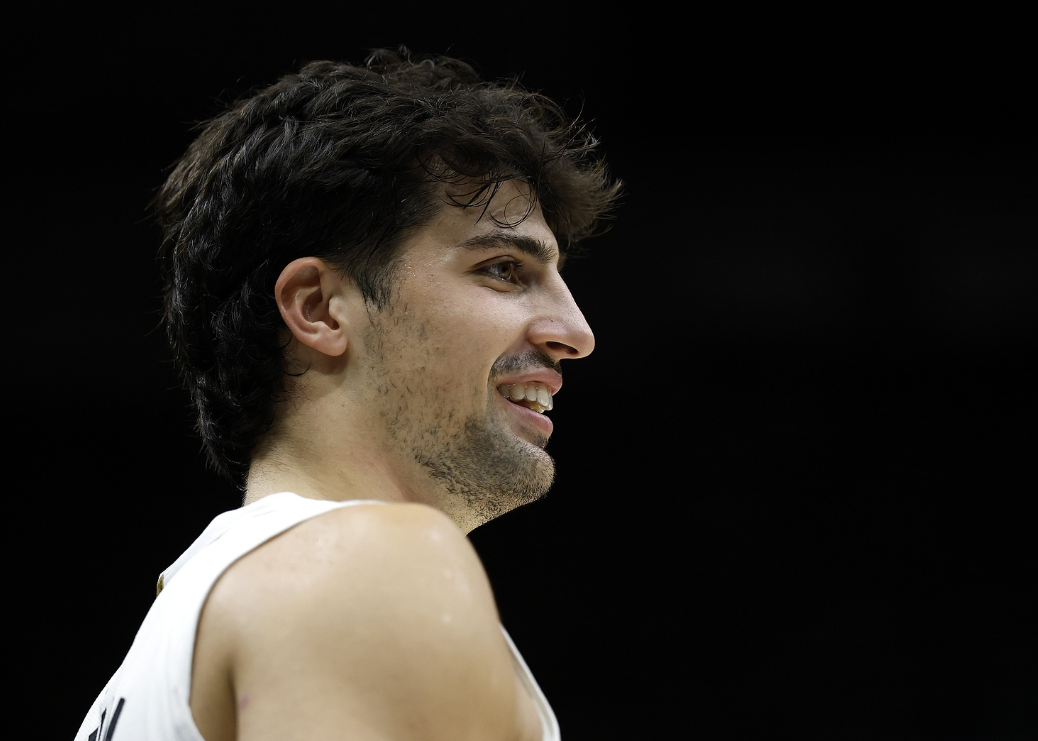 杨瀚森老大哥，场均25+7+7成巨星，你把5500万合同打成白菜价