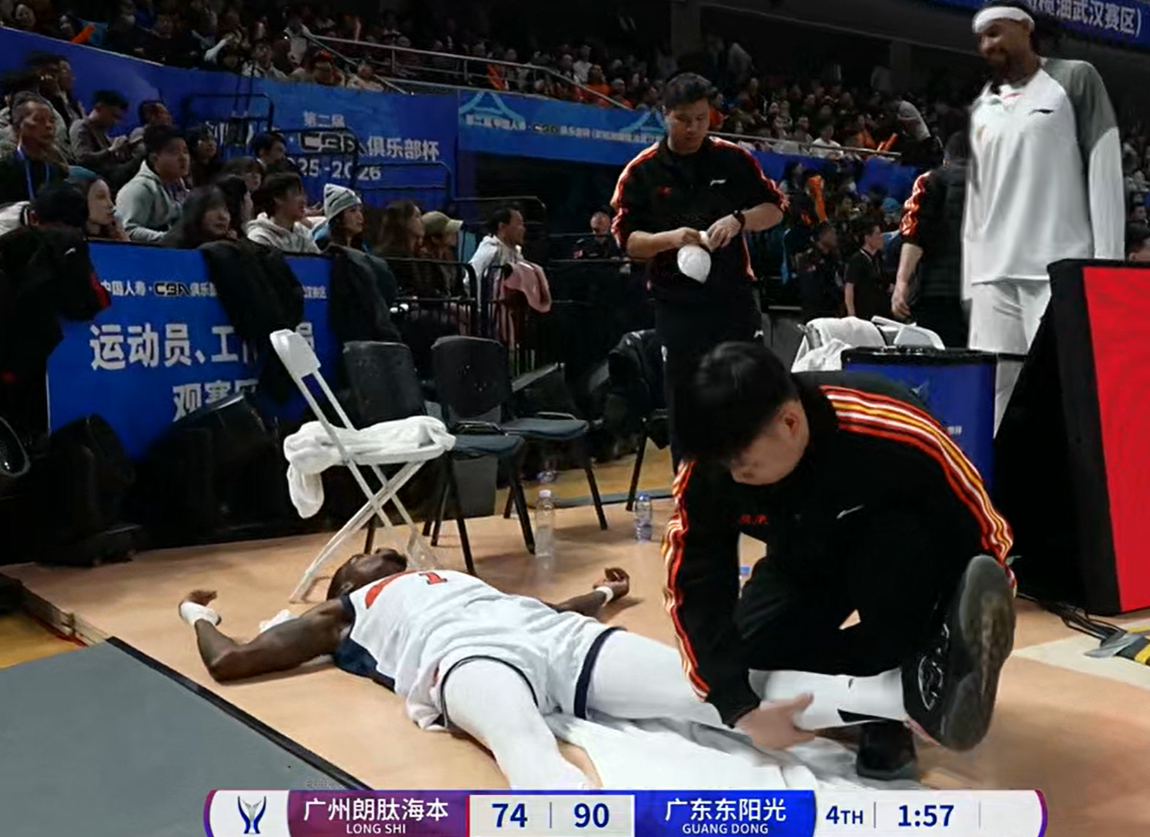 突发！广东队CBA超级外援意外受伤，情况令人担忧