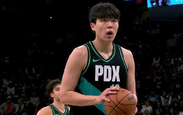 拓媒：杨瀚森本场没犯什么错，还贡献了克林根没有的2次盖帽