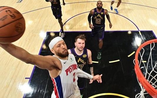 坎宁安27+11东契奇30+11活塞22分大胜湖人