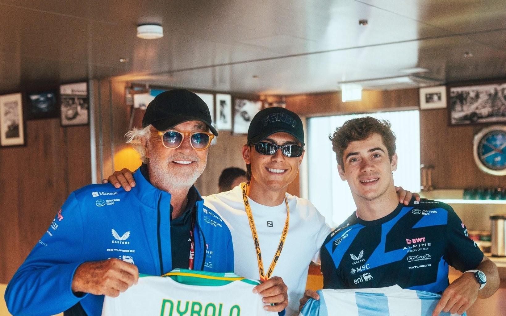 F1荷兰站期间，迪巴拉拜访Alpine车队P房并与科拉平托合影