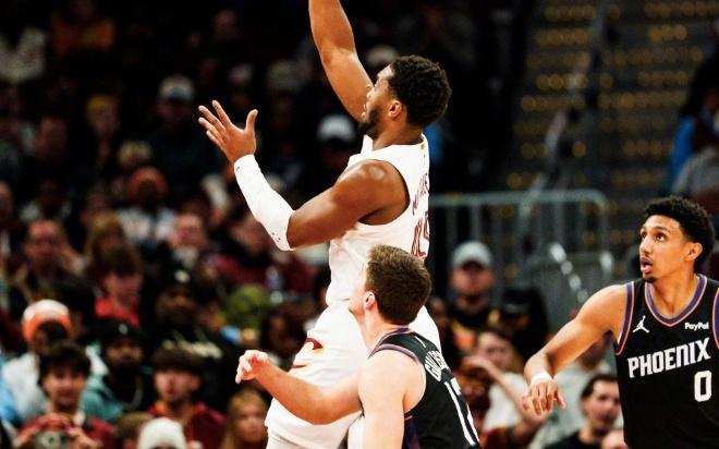 火力全开！米切尔34+10+7带队赢球！布克空砍32分，狄龙下半场0分