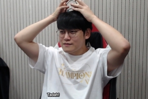 真是爽到了Gumayusi在直播间向粉丝们多角度展示FMVP奖杯