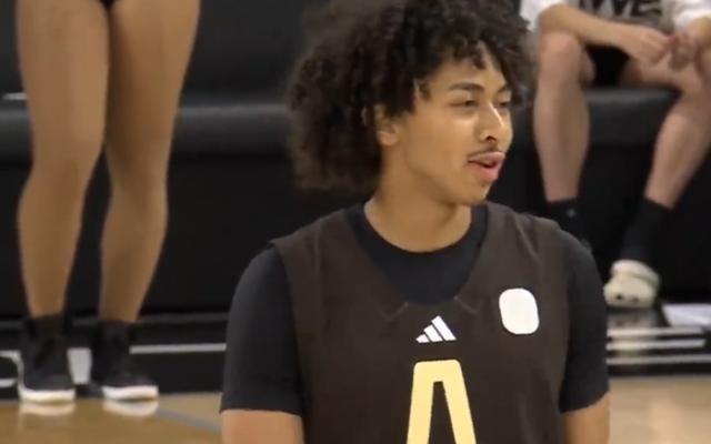 炸裂！朱正社媒晒篮下隔扣对手内线球