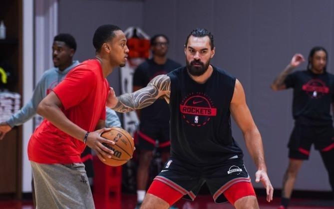 火箭队再伤1人！5号位仅剩卡佩拉可用，引进新内线，已经迫在眉睫