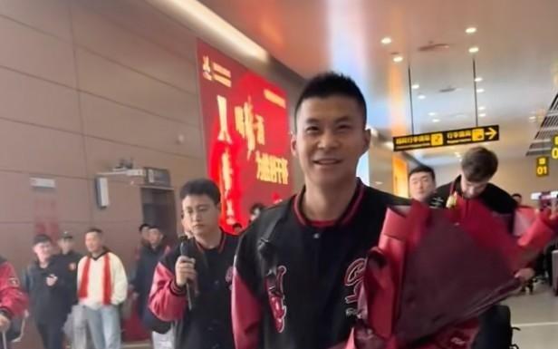 黄希扬：冲超后一直处于兴奋激动状态，身体允许的话会继续踢