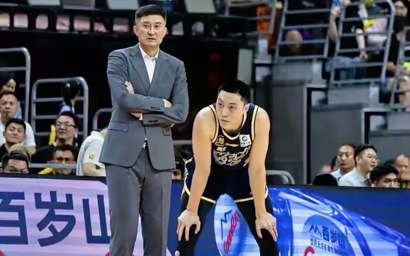 CBA最新排名更新，广东队五连胜第一却收坏消息，顶级教练下课