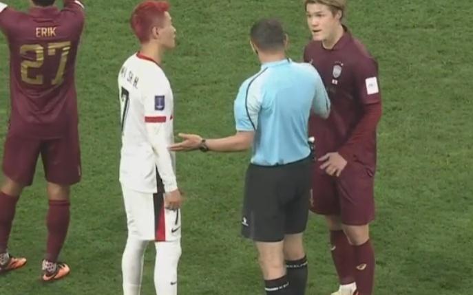 韦世豪“恶斗”酒井高德！手指对手怒骂，记者：蓉城中超外战标兵