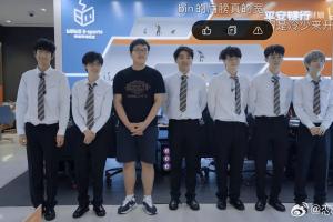 牛的Bin曾凌晨三点自己在视频里发弹幕夸自己：“Bin的肩膀真的宽”