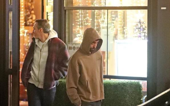 记者：曼联担心B费缺战曼市德比，他昨晚外出一瘸一拐地走路