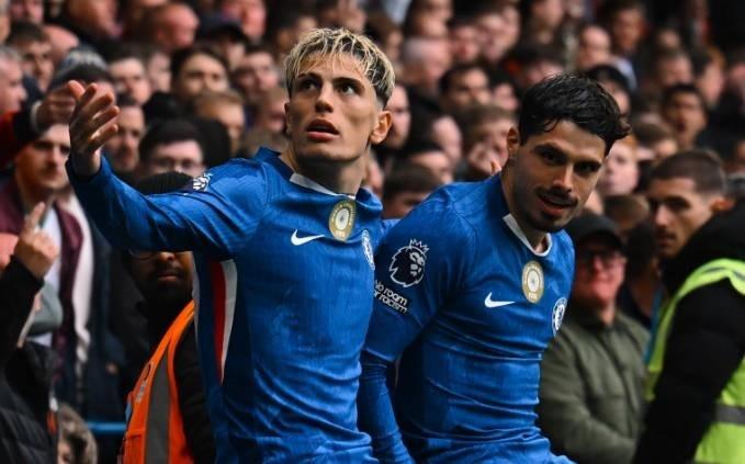 左脚低射破门，加纳乔成为切尔西队史