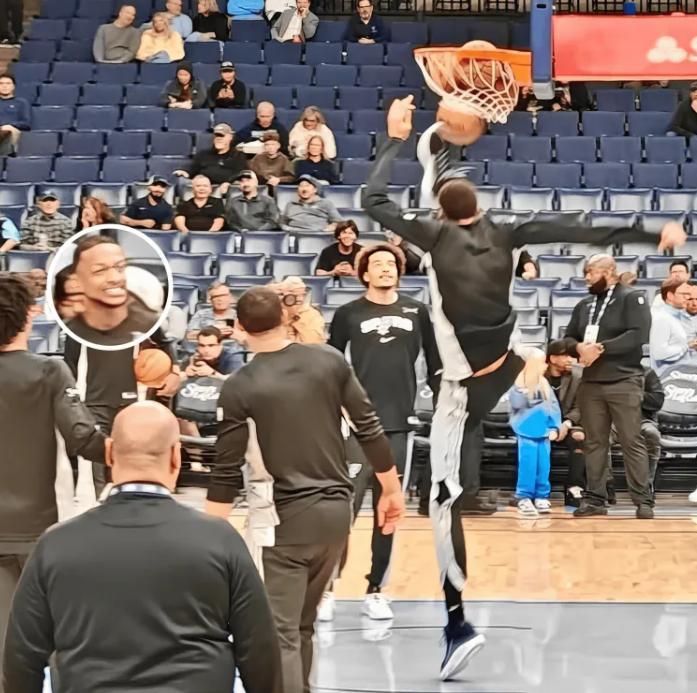 外星人实锤：文班亚马脚踢篮网，另一只脚还未离地！