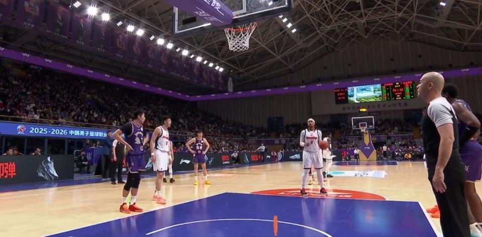 广东激战北控！胡明轩回暖萨姆纳半场狂轰22分李文昊积极