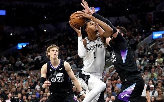 马尔卡宁29分文班亚马空砍32+7爵士终结马刺8连胜