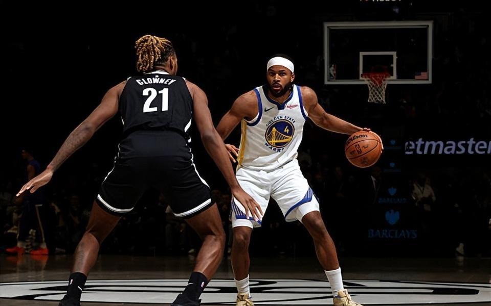 又一次打出灾难表现，勇士应该让侧翼新星去板凳席上清醒清醒