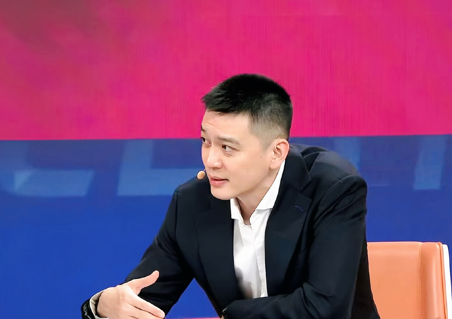 无官一身轻！杨鸣找到新工作，谈笑风生十分惬意