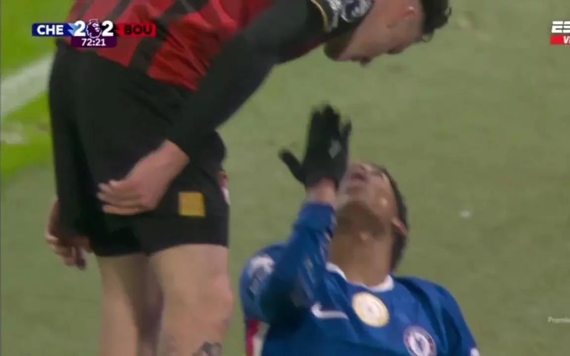 埃斯特旺被阿莱士希门尼斯撞倒后，对他飞吻并大笑