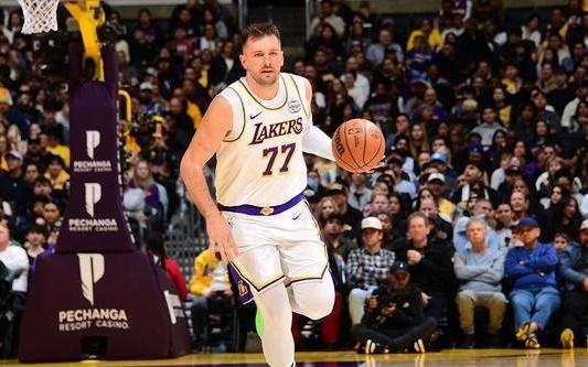 东契奇生涯113次轰下至少35+5+5！排名同期联盟第一