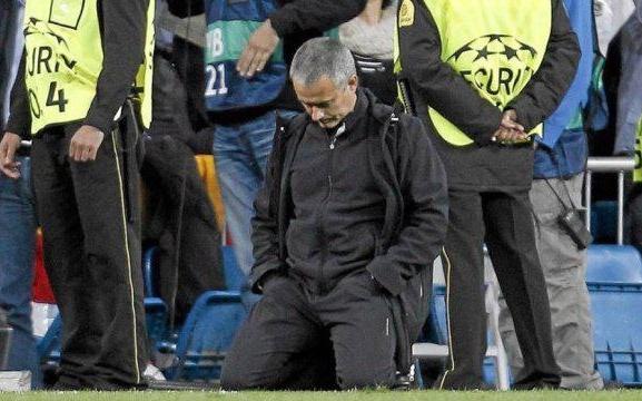 输给拜仁，穆里尼奥和助教抱头痛哭