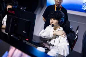 露露到底什么用Rookie今日继续迷失各种被抓断节奏堪称战犯