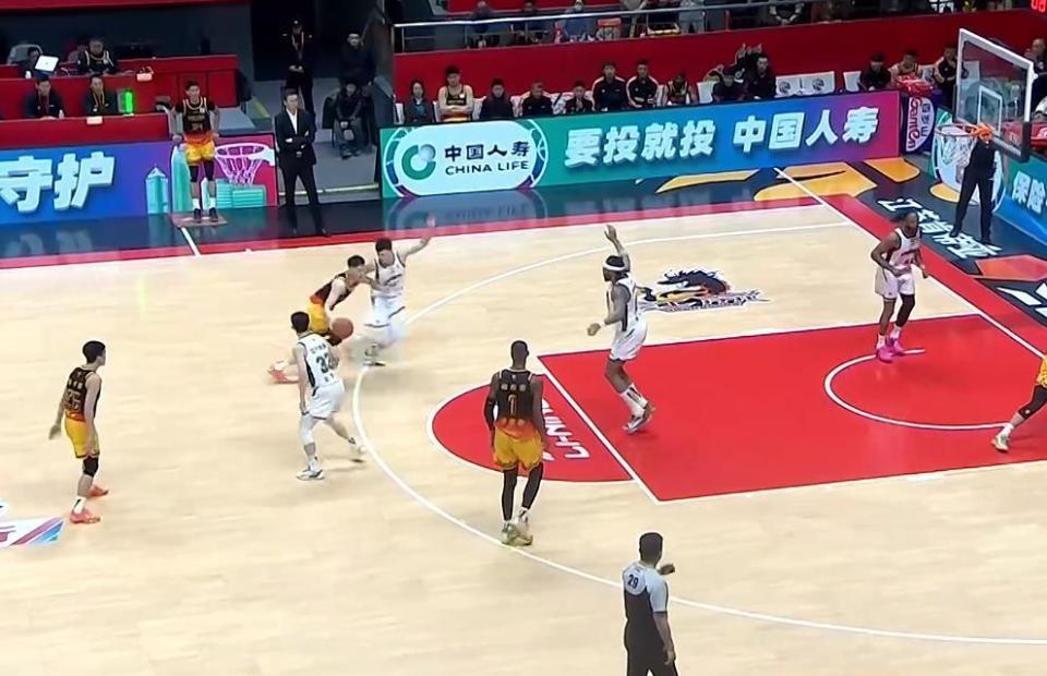 辽宁激战江苏！莫兰德爆发付豪稳定输出张陈治锋受困