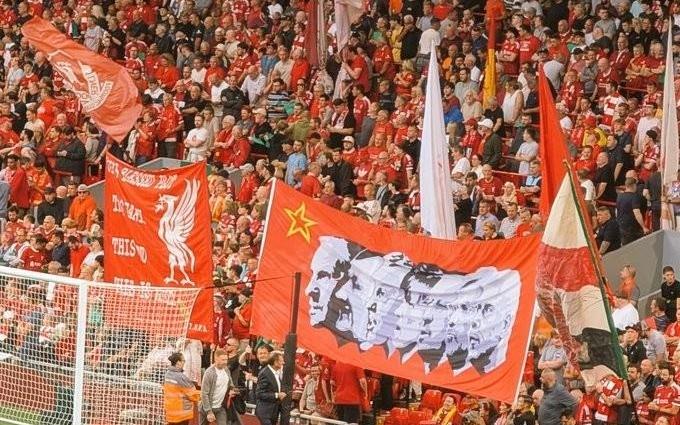 利物浦球迷将斯洛特列入传奇主帅横幅，与克洛普等人并列