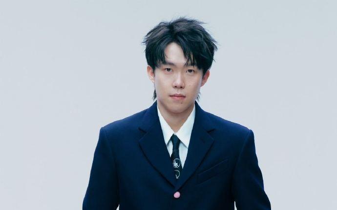 王楚钦登上《Wallpaper》中文版封面，售价为60元册