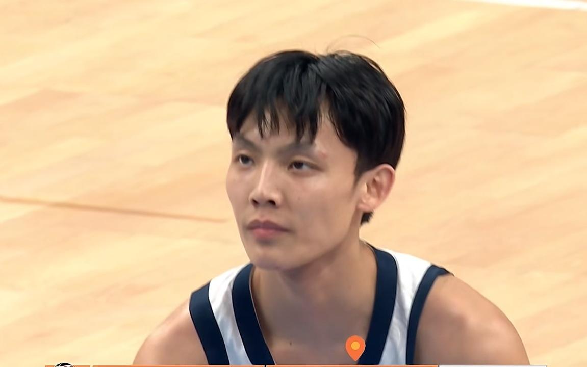 广东半场落后北京26分！徐杰被周琦撞伤膝盖，萨姆纳23分