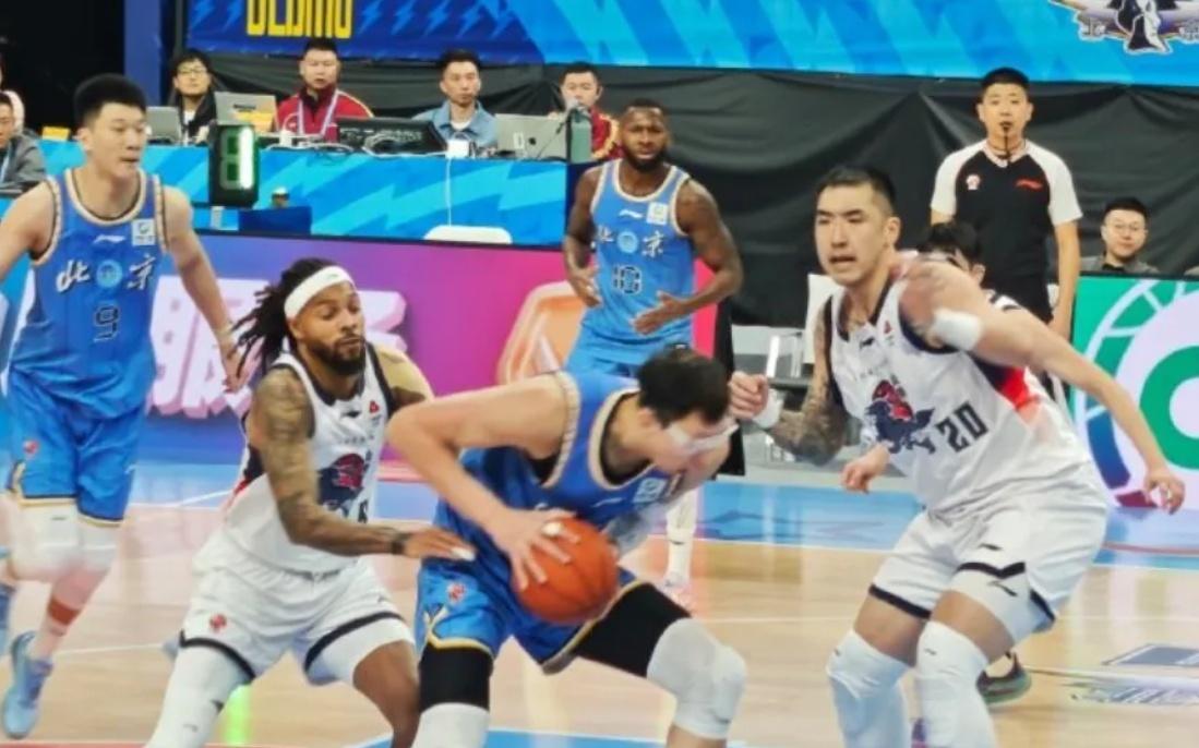 目送对手压哨绝杀！北京前锋迷失，周琦暴怒！