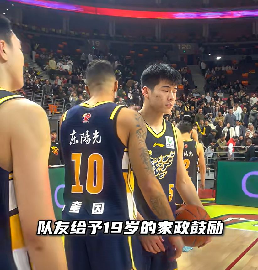 谁注意到！广东队输球后，有1个人久久不肯离开，眼中带泪