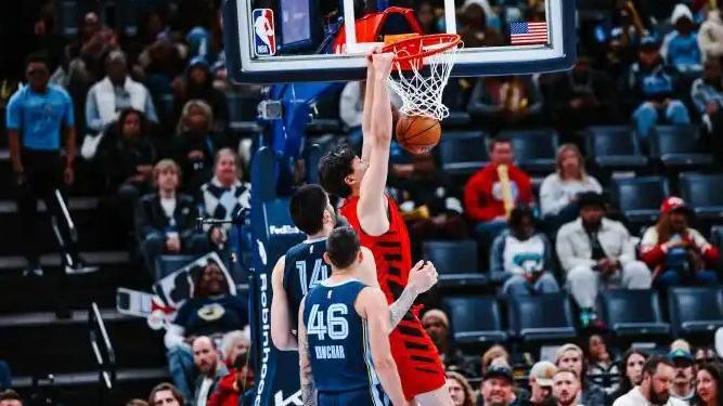 杨瀚森迎NBA首次首发！19分钟正负值全队第二，隔扣埃迪显潜力