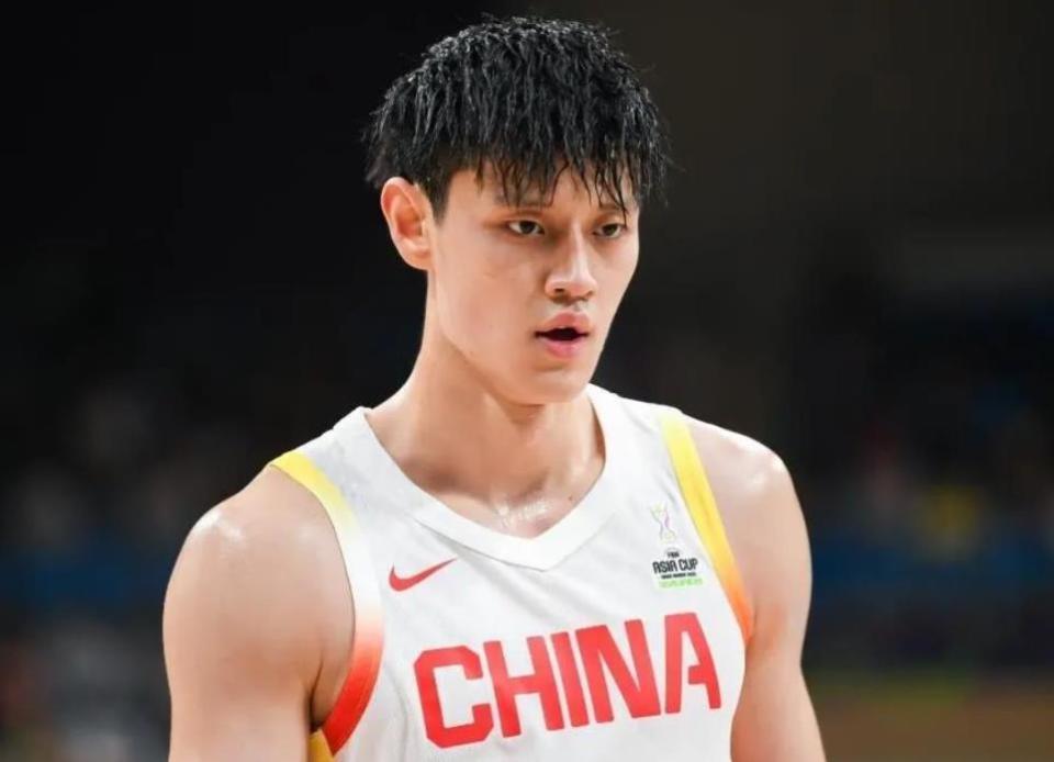 曾凡博放弃留洋，新赛季帮首钢队冲冠，年收入最高可达1100万