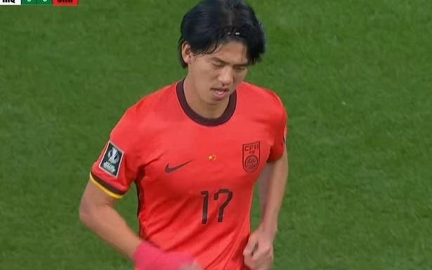 U23国足遭暴击！鲍世蒙8分钟闪退，抢断王出场，媒体人：因祸得福