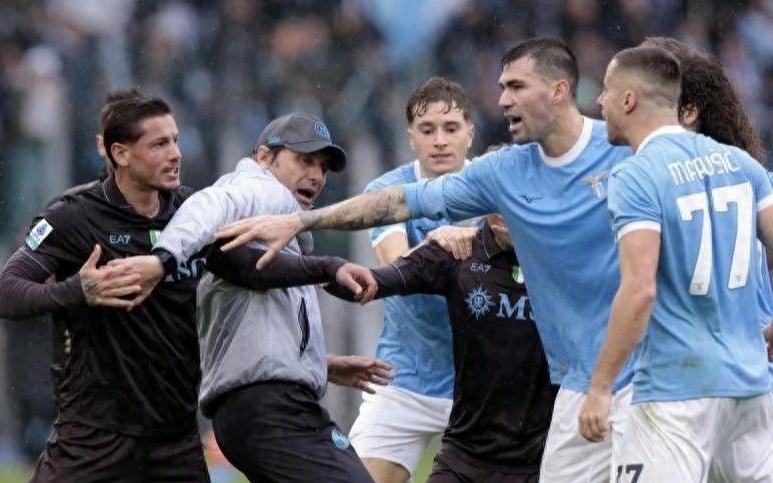 孔蒂冲入球场平息混战！那不勒斯20拉齐奥，三张红牌引爆意甲