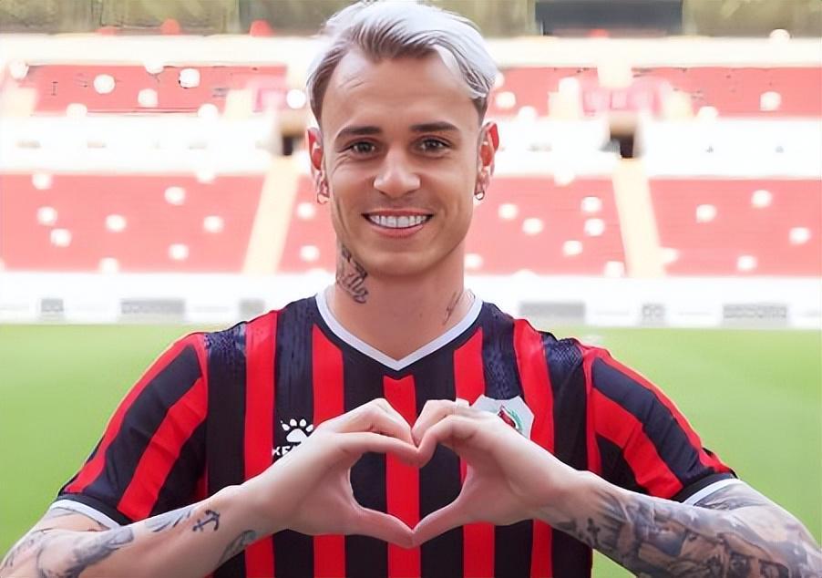 国安队锋线提前完成一笔续约！上赛季斩获中超联赛金靴，值得期待