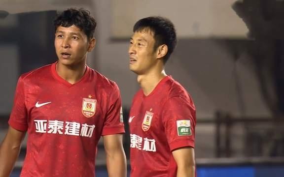 少踢1人绝平，亚泰22青岛海牛李霄鹏换人失误保级在同一起跑线