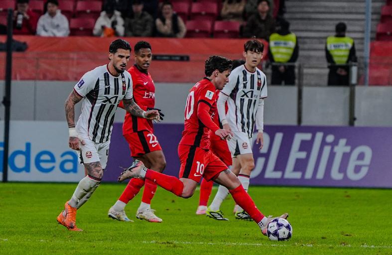 1311亚冠疯狂一夜！海港窝里横！张5被薅头发，成都虽平犹荣