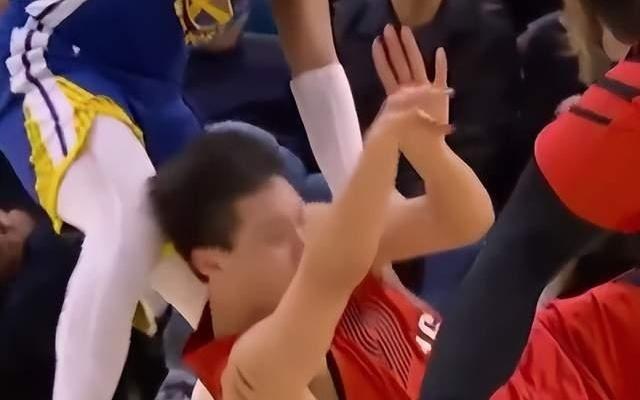 杨瀚森拼抢地板球时后脑勺受到撞击，本人回应：问题不大，谢谢大家关心