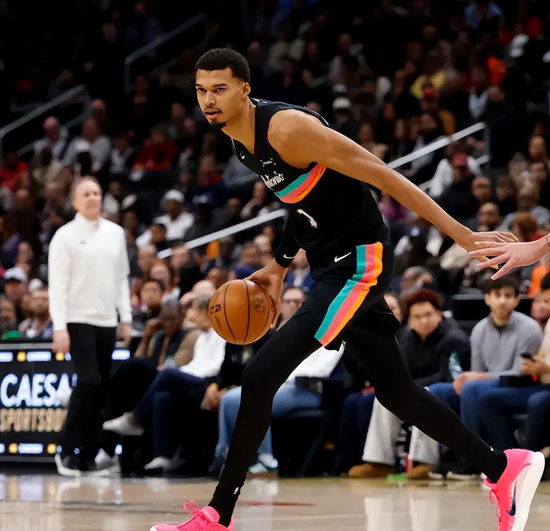 狂送11连败！东部冠军跌至倒数第一，马刺拒19分逆转，榜眼轰22分