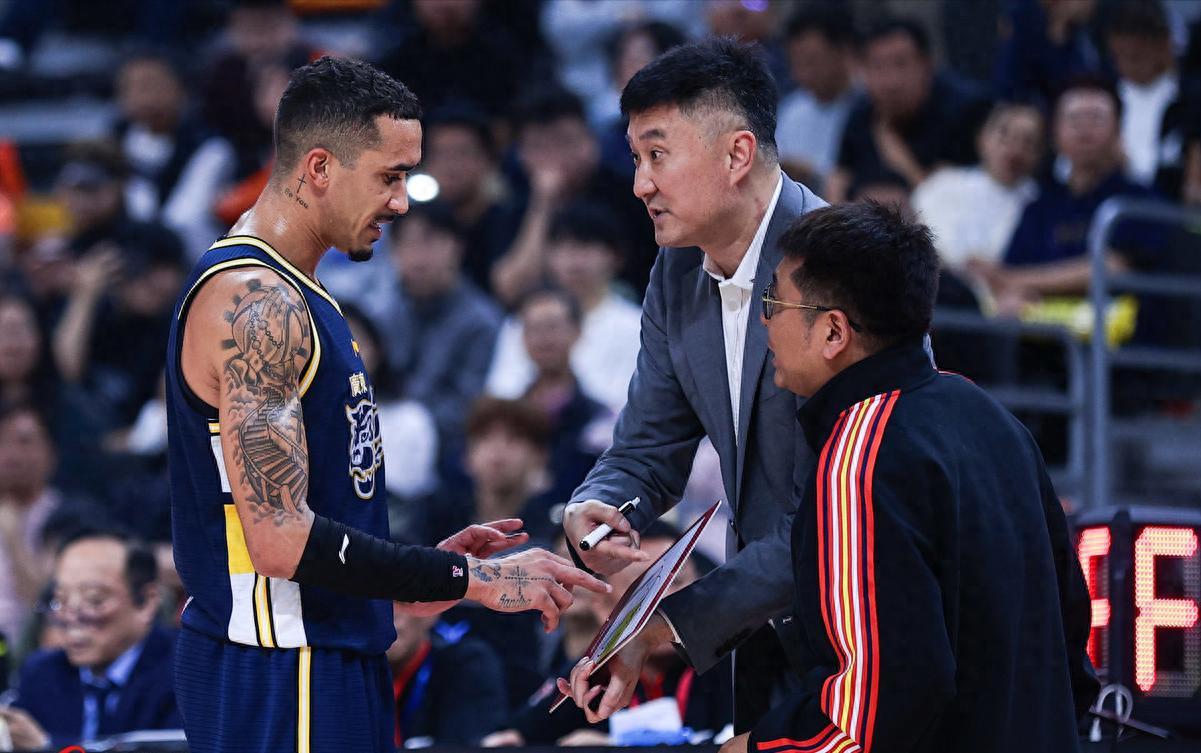 5分险胜深圳！徐杰、萨林杰立功，杜润旺复出5中4，胡明轩低迷