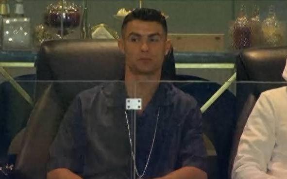 C罗现场目睹皇马负于巴萨，表情全程引关注