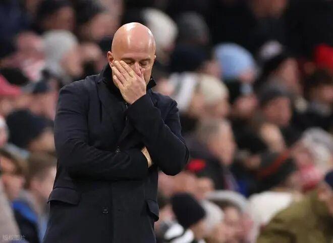 一夜回到解放前！斯洛特三大决策坑哭利物浦，34岁巨星只是背锅侠