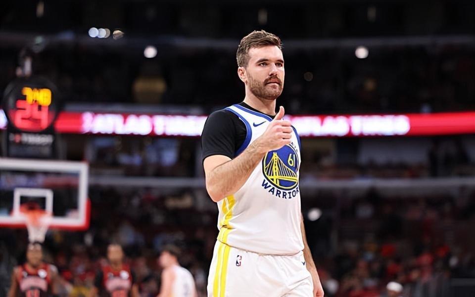 明明在场上很有作用，为什么勇士突然间就不用他了呢