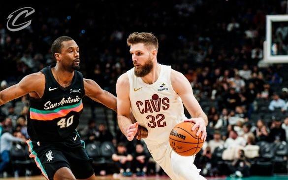 文班亚马26+14带不动福克斯，加兰两双阿伦爆发，骑士送马刺2连败