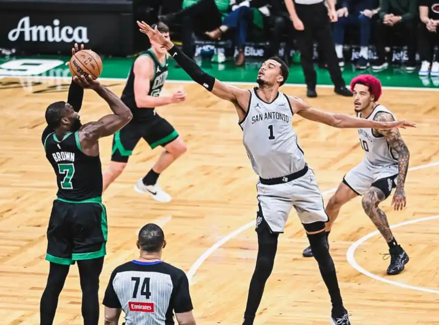 马刺终结6连败！文班替补21+6+3帽，布朗空砍27+8，卡斯尔险受伤