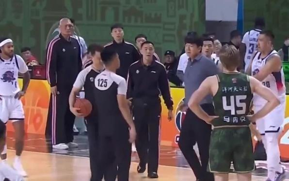 CBA官宣罚单：邱彪停赛2场罚6万山东翻译不当举动罚2万